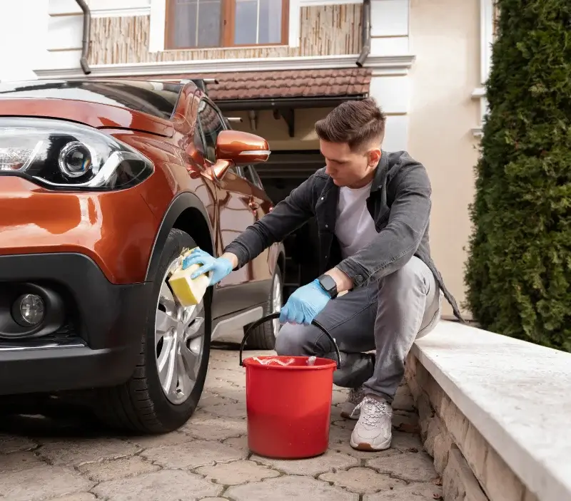 Lavage auto à domicile Varennes-lès-Mâcon : professionnel intervenant sur un véhicule